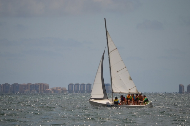Sentados a un lado del barco